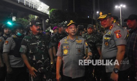 Panglima TNI Marsekal TNI Hadi Tjahjanto (kedua kiri) bersama Kapolri Jenderal Pol Tito Karnavian (kedua kanan) meninjau lokasi kericuhan aksi massa di perempatan Slipi, Jakarta, Kamis (26/9/2019).