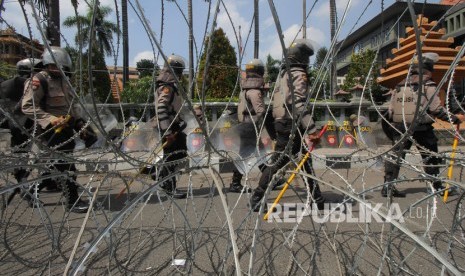 Polisi mengamankan aksi unjuk rasa berbagai elemen mahasiswa di depan Gedung DPRD Jawa Timur Jalan Indrapura, Surabaya, Jawa Timur, Kamis (26/9/2019).