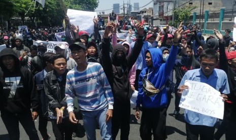 Ratusan pelajar SMK di Surabaya turut mengikuti aksi bersama gabungan Badan Eksekutif Mahasiswa (BEM) se-Surabaya di gedung DPRD Jatim, Jalan Indrapura, Surabaya, Kamis (26/9).