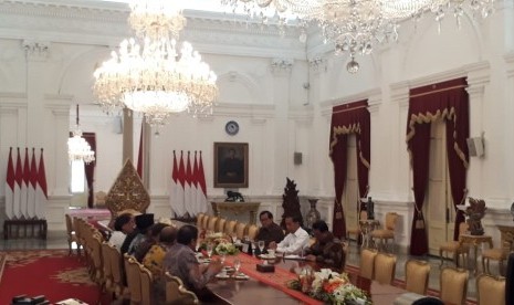 Presiden Jokowi melakukan pertemuan dengan sejumlah tokoh agama di Istana Merdeka, Jakarta, Kamis (26/9). 