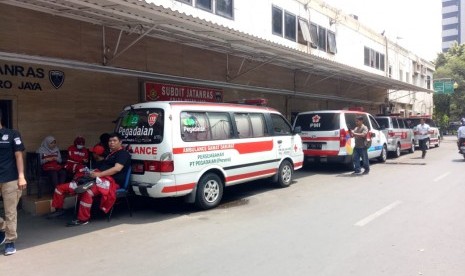 Delapan mobil ambulans terparkir di Mapolda Metro Jaya, Kamis (26/9).