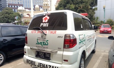 Delapan mobil ambulans terparkir di Mapolda Metro Jaya, Kamis (26/9)