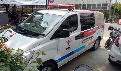 Delapan mobil ambulans terparkir di Mapolda Metro Jaya, Kamis (26/9)