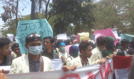 Ratusan mahasiswa di beberapa perguruan tinggi di Kota Cimahi melakukan aksi demo di depan kantor DPRD Kota Cimahi. Mereka menuntut perubahan dalam pasal-pasal RUU KUHP, Kamis (26/9). F