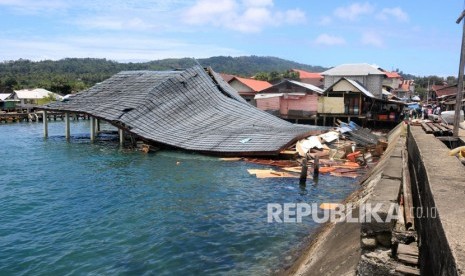 Suasana bangunan Pasar Apung Desa Tulehu yang roboh akibat gempa bumi di Ambon, Maluku, Kamis (26/9/2019). 