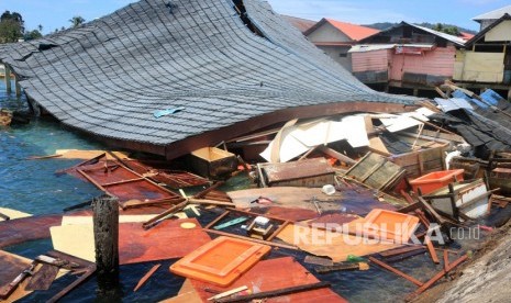 Suasana bangunan Pasar Apung Desa Tulehu yang roboh akibat gempa bumi di Ambon, Maluku, Kamis (26/9/2019).