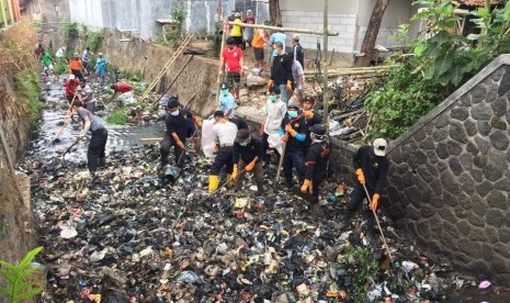 Warga Kelurahan Panglayungan, Kecamatan Cipedes, Kota Tasikmalaya, gotong royong membersihkan Sungai Cidukuh. Sungai itu memang selalu dipenuhi sampah setiap musim kemarau dan meluap saat musim hujan.