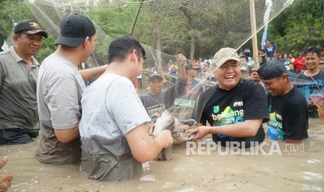 Bupati Muba Dodi Reza turun ke Danau Siarak untuk ikut Bekarang bersama warga Muba. 