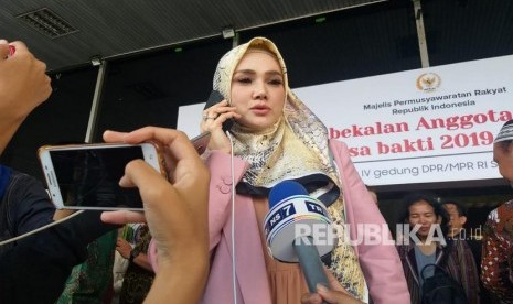 Anggota DPR RI terpilih 2019-2024 Mulan Jameela usai mengikuti pembekalan anggota DPR/MPR terpilih di Kompleks Parlemen Senayan, Jakarta Pusat, Ahad (29/9).