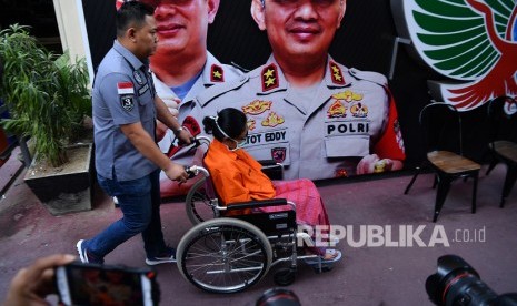 Tersangka kasus narkotika yang juga anak aktivis Sri Bintang Pamungkas, Lea (kedua kanan) dan tersangka FA (kanan) dihadirkan dalam rilis kasus di Polda Metro Jaya, Jakarta, Ahad (29/9/2019).