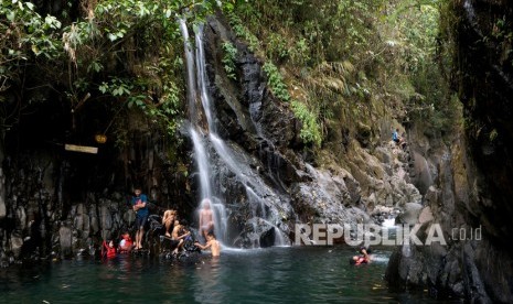 Sejumlah pengunjung bermain air di Wisata Black Canyon, Petungkriyono, Kabupaten Pekalongan, Jawa Tengah, Ahad (29/9/2019).