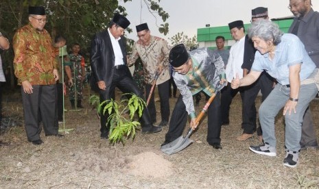 Ketua Umum Ikatan Cendekiawan Muslim Indonesia (ICMI), Prof. Jimly Asshiddiqie bersama Sam Bimbo dan pimpinan perguruan tinggi La Tansa Mashiro sedang menanam pohon secara simbolis di areal gedung.  