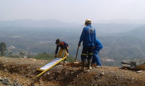 Kondisi pembangunan akses jalan di Negeri di atas awan, Desa Citorek, Lebak, Banten, Ahad (29/9). 