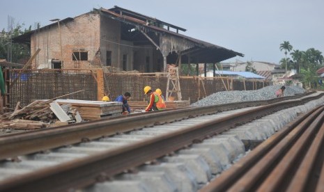 Pekerja melanjutkan pembangunan rel kereta api dan peron di kawasan Stasiun Pulau Air, Padang, Sumatera Barat, Ahad (29/9/2019). 