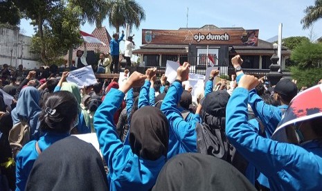 Massa mahasiswa Aliansi Salatiga Bergerak saat menggelar aksi di depan gedung DPRD Kota Salatiga, Senin (30/9).