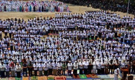 Santri melaksanakan sholat Istisqa atau sholat minta hujan di lapangan Universitas Hasyim Asy