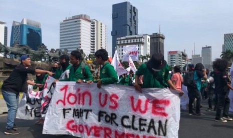 Mahasiswa terus berdatangan di kawasan patung kuda, Jakarta Pusat, Senin (30/9).