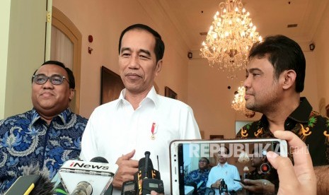 Presiden Joko Widodo (tengah) didampingi Presiden Konfederasi Serikat Pekerja Seluruh Indonesia (KSPSI) Andi Gani Nuwa Wea (kiri) dan Presiden Konfederasi Serikat Pekerja Indonesia (KSPI) Said Iqbal memberikan keterangan kepada wartawan usai melakukan pertemuan di Istana Bogor, Jawa Barat, Senin (30/9/2019).