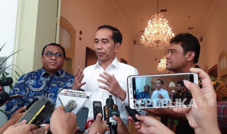 Presiden Joko Widodo (tengah) didampingi Presiden Konfederasi Serikat Pekerja Seluruh Indonesia (KSPSI) Andi Gani Nuwa Wea (kiri) dan Presiden Konfederasi Serikat Pekerja Indonesia (KSPI) Said Iqbal memberikan keterangan kepada wartawan usai melakukan pertemuan di Istana Bogor, Jawa Barat, Senin (30/9/). Pada hari ini, keduanya kembali dipanggil Jokowi ke istana jelang pengesahan RUU Cipta Kerja oleh DPR. (ilustrasi)