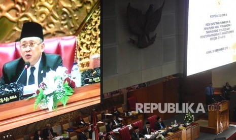 Ketua DPR Bambang Soesatyo (tengah) menyampaikan pidato dalam Sidang Paripurna terakhir DPR periode 2014-2019 di Kompleks Parlemen, Senayan, Jakarta, Senin (30/9/2019). 