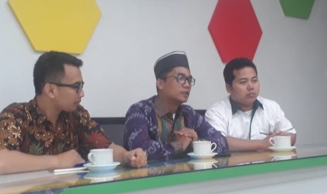 Ketua Umum Pimpinan Pusat Ikatan Pelajar Nahdlatul Ulama (IPNU), Aswandi Jailani (tengah), meminta pemerintah mempertimbangkan kesiapan lembaga pendidikan. 