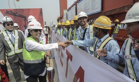 Menteri BUMN Rini Soemarno (tengah) bersama Duta Besar Tiongkok untuk Indonesia Xiao Qian (kanan) dan Dirut PT Kereta Cepat Indonesia-China (KCIC) Chandra Dwiputra (kiri) meninjau pemasangan girder pertama di Casting Yard 1 KM 26 Tol Jakarta-Cikampek, Cikarang Utama, Kabupaten Bekasi, Jawa Barat, Senin (30/9/2019).