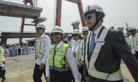 Menteri BUMN Rini Soemarno (tengah) bersama Duta Besar Tiongkok untuk Indonesia Xiao Qian (kanan) dan Dirut PT Kereta Cepat Indonesia-China (KCIC) Chandra Dwiputra (kiri) meninjau pemasangan girder pertama di Casting Yard 1 KM 26 Tol Jakarta-Cikampek, Cikarang Utama, Kabupaten Bekasi, Jawa Barat, Senin (30/9/2019).