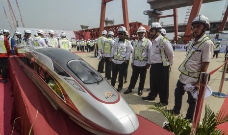 Sejumlah petugas mengamati replika Kereta Cepat di Casting Yard 1 KM 26 Tol Jakarta-Cikampek, Cikarang Utama, Kabupaten Bekasi, Jawa Barat, Senin (30/9/2019).