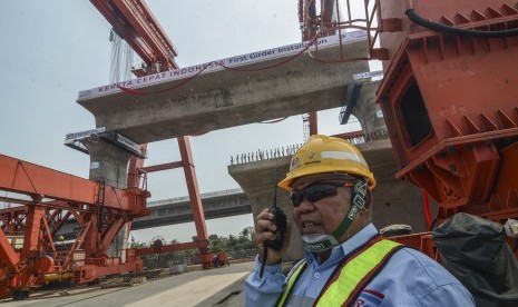 Petugas melakukan persiapan pemasangan girder di ruas Tol Jakarta-Cikampek (ilustrasi)