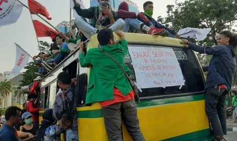 Massa aksi yang tergabung dalam Front Perjuangan Rakyat (FPR) meninggalkan kawasan patung kuda untuk bergabung dengan massa aksi lainnya di Kompleks Parlemen, Senayan, Jakarta, pada Selasa (30/9) pukul 16.30 WIB.