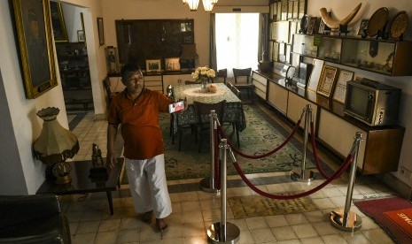 Pengunjung berswafoto dengan latar belakang ruang makan milik Jenderal Ahmad Yani di Museum Sasmita Loka Ahmad Yani, Jakarta, Senin (30/9/2019).