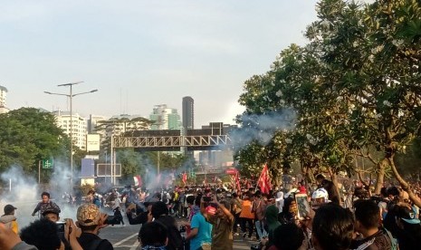 Massa aksi yang membludak mulai menutupi jalan tol yang  berada di depan Gedung DPR RI, Senayan, Jakarta, Senin (30/9).