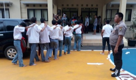 DEPOK--Sebanyak 175 pelajar SMA dan SMK diamankan aparat kepolisian Polresta Depok saat hendak berangkat ikutan demonstrasi ke Gedung DPR/MPR Jakarta. Para pelajar tersebut diamankan disejumlah kawasan, seperti di kawasan Limo, Parung dan Jalan Raya Bogor, Cimanggis, Kota Depok.