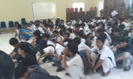 DEPOK--Sebanyak 175 pelajar SMA dan SMK diamankan aparat kepolisian Polresta Depok saat hendak berangkat ikutan demonstrasi ke Gedung DPR/MPR Jakarta. Para pelajar tersebut diamankan disejumlah kawasan, seperti di kawasan Limo, Parung dan Jalan Raya Bogor, Cimanggis, Kota Depok.