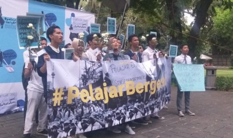 Sejumlah pelajar Jakarta menyerukan aksi solidaritas kepada teman-teman pelajar se-Jakarta terkait aksi demonstrasi beberapa waktu lalu, di Taman Suropati, Jakarta Pusat, Senin (30/9).