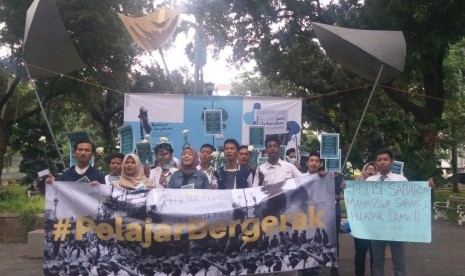 Sejumlah pelajar Jakarta menyerukan aksi solidaritas kepada teman-teman pelajar se-Jakarta terkait aksi demonstrasi beberapa waktu lalu, di Taman Suropati, Jakarta Pusat, Senin (30/9).