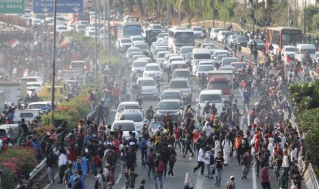 Ribuan mahasiswa dan buruh memasuki Jalan Tol di depan Komplek Parlemen, Jakarta, Senin (30/9/2019).