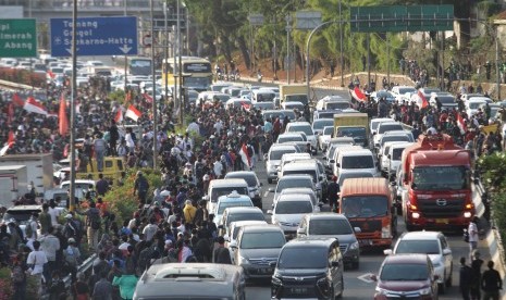 Ribuan mahasiswa dan buruh memasuki Jalan Tol di depan Komplek Parlemen, Jakarta, Senin (30/9/2019).