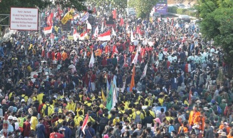 Ribuan mahasiswa memadati Jalan Gerbang Pemuda menuju depan Gedung DPR/MPR, Jakarta, Senin (30/9/2019).