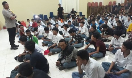 Ratusan pelajar di Kota Depok yang diamankan hendak ikut demo sedang mendapat pengarahan Kapolresta Depok, AKBP Azis Andriansyah di Mapolresta Depok, Senin (30/9).