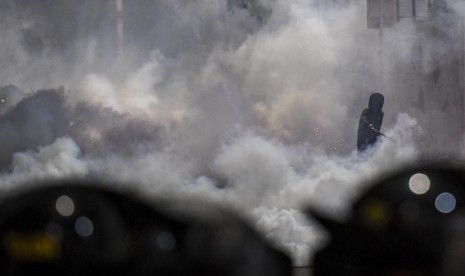 Polisi membubarkan aksi unjuk rasa pelajar dan mahasiswa dengan melepaskan gas air mata di belakang gedung MPR/DPR, Jalan Tentara Pelajar, Jakarta, Senin (30/9/2019).