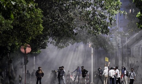 Demonstrasi pelajar SMK dan mahasiswa di belakang gedung MPR/DPR, Jalan Tentara Pelajar, Jakarta, Senin (30/9/2019). Luthfi Alfiandi menjadi salah satu pelajar yang ditangkap karena dianggap melakukan kerusuhan dalam aksi bertemakan Reformasi Dikorupsi itu.