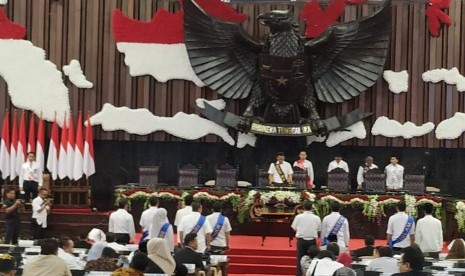 Suasana Gedung DPR jelang pengambilan sumpah anggota DPR terpilih 2019-2024 di Kompleks Parlemen, Senayan, Jakarta, Senin (30/9).