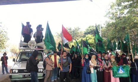 Himpunan Mahasiswa Islam (HMI) datang ke Jalan Gatot Subroto, Jakarta Pusat pada Selasa (1/10) pada pukul 14.30 WIB untuk melakukan unjuk rasa.