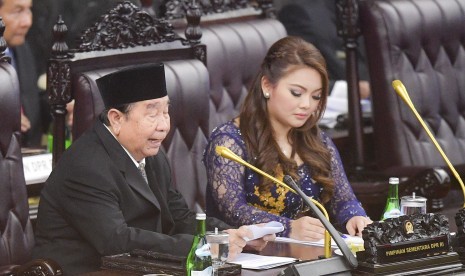 Anggota DPR termuda Hillary Brigitta Lasut (kanan) dan Anggota DPR Tertua Abdul Wahab Dalimunthe (kiri) menjadi pimpinan DPR sementara saat pelantikan anggota Dewan Perwakilan Rakyat (DPR) periode 2019-2024 di Ruang Rapat Paripurna, Kompleks Parlemen, Senayan, Jakarta, Selasa, (1/10/2019).