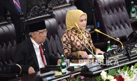 Anggota DPD termuda Jialyka Maharani (kanan) dan Anggota DPD Tertua Sabam Sirait (kiri) menjadi pimpinan DPR sementara saat pelantikan anggota Dewan Perwakilan Rakyat (DPR) periode 2019-2024 di Ruang Rapat Paripurna, Kompleks Parlemen, Senayan, Jakarta, Selasa, (1/10/2019). 