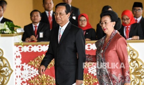 Sultan Minta Warga Yogyakarta Waspada Kerajaan Fiktif. Gubernur DI Yogyakarta Sri Sultan Hamengkubuwana (kiri) bersama istri Kanjeng Ratu Hemas. 