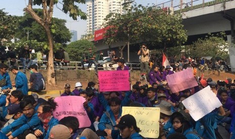 Berbagai macam ekspresi massa mahasiswa melakukan unjuk rasa di jalan Gatot Subroto, Jakarta Pusat pada Selasa (1/10). 