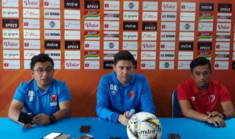 Pelatih PSM Makassar (tengah) Darije Kalezic dan pemain Benny Wahyudi (kanan) memberikan keterangan pers terkait persiapan pertandingan melawan Arema FC di Kantor Arema FC, Kota Malang, Selasa (1/10).