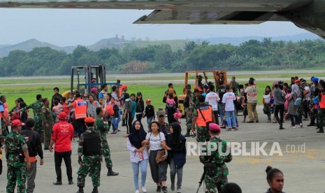 Warga Wamena yang diangkut menggunakan pesawat Hercules milik TNI AU tiba di Sentani, Jayapura, Papua, Selasa (1/10/2019). 